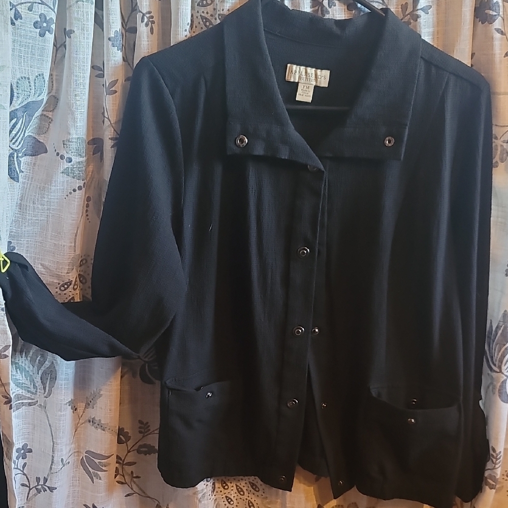 Textured Black Suit Jacket with Versatile Sleeves